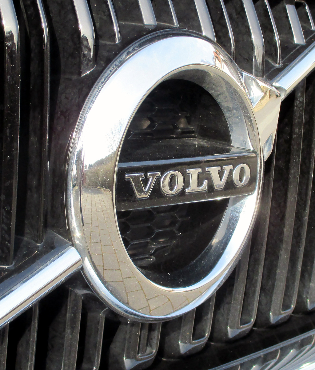 Volvo XC60: Das Markenlogo sitzt vorn im Kühlergrill.