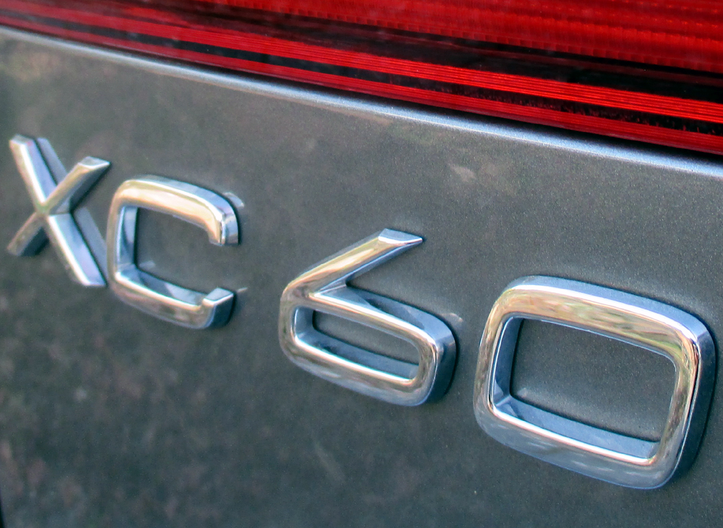 Volvo XC60: Moderne Leuchteinheit hinten mit Modellkennung.