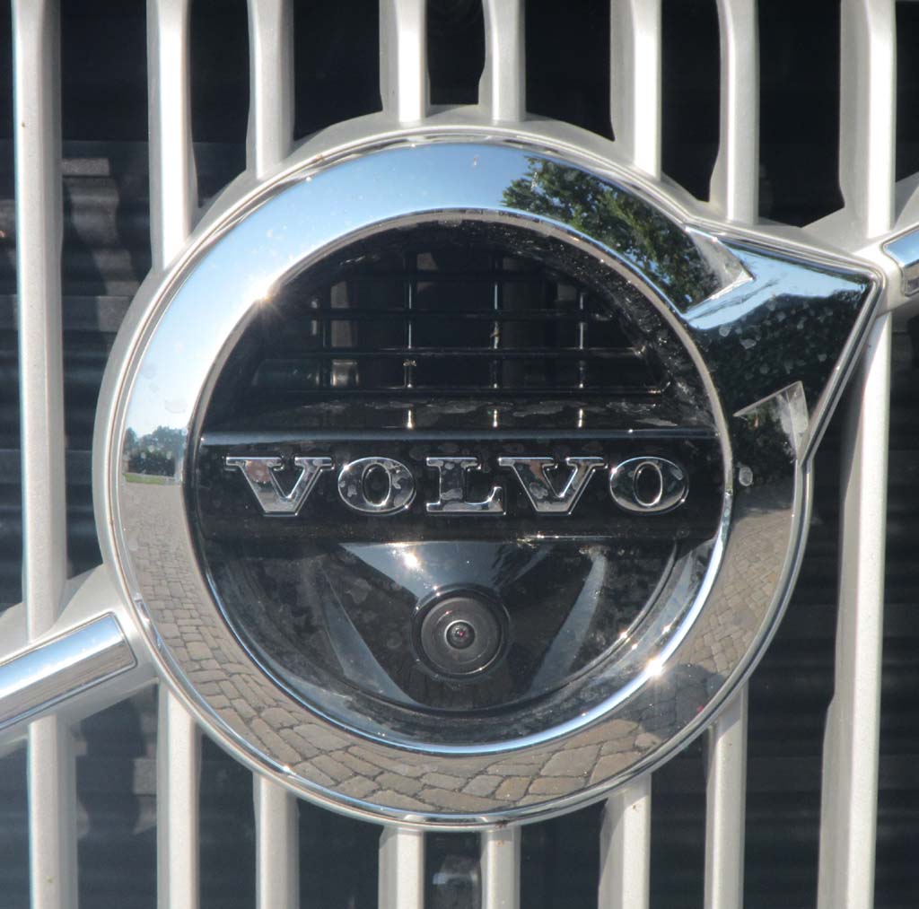 Volvo XC90: Das Markenlogo sitzt vorn im Kühlergrill.
