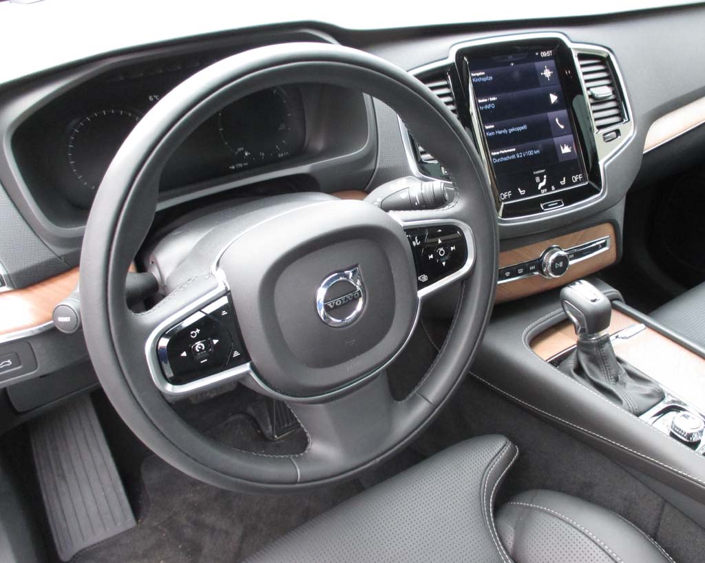 Volvo XC90: Im weitgehend digitalisierten Cockpit geht es übersichtlich zu.