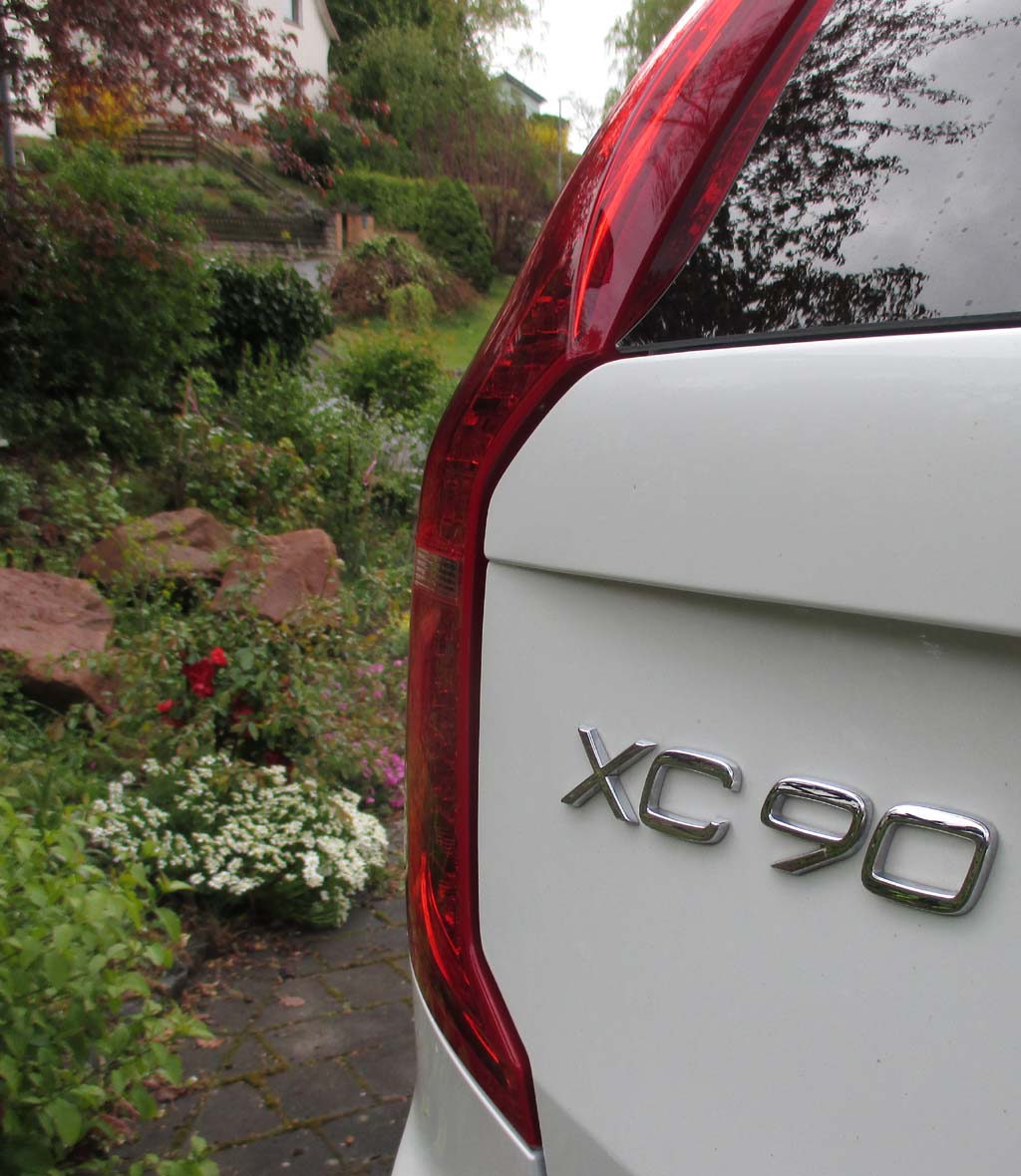 Volvo XC90: Blick auf die Modellkennung an der Hecktür.