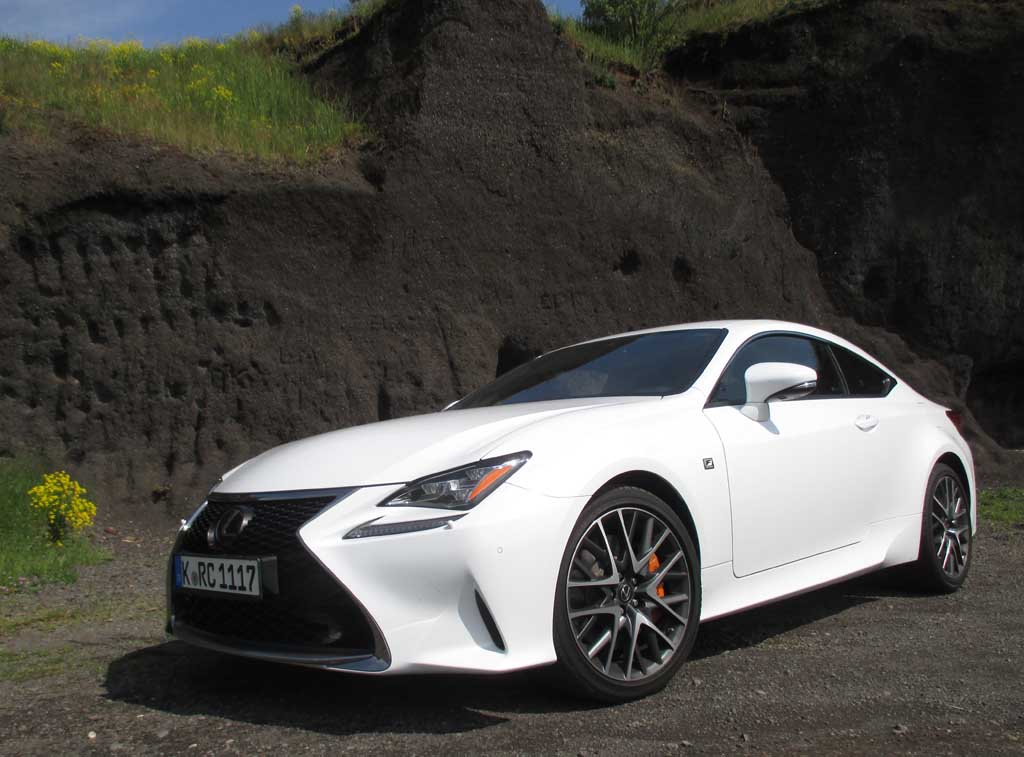 Spuren von Vulkanismus: Lexus RC in der Nähe von Mayen. Fotos: Koch