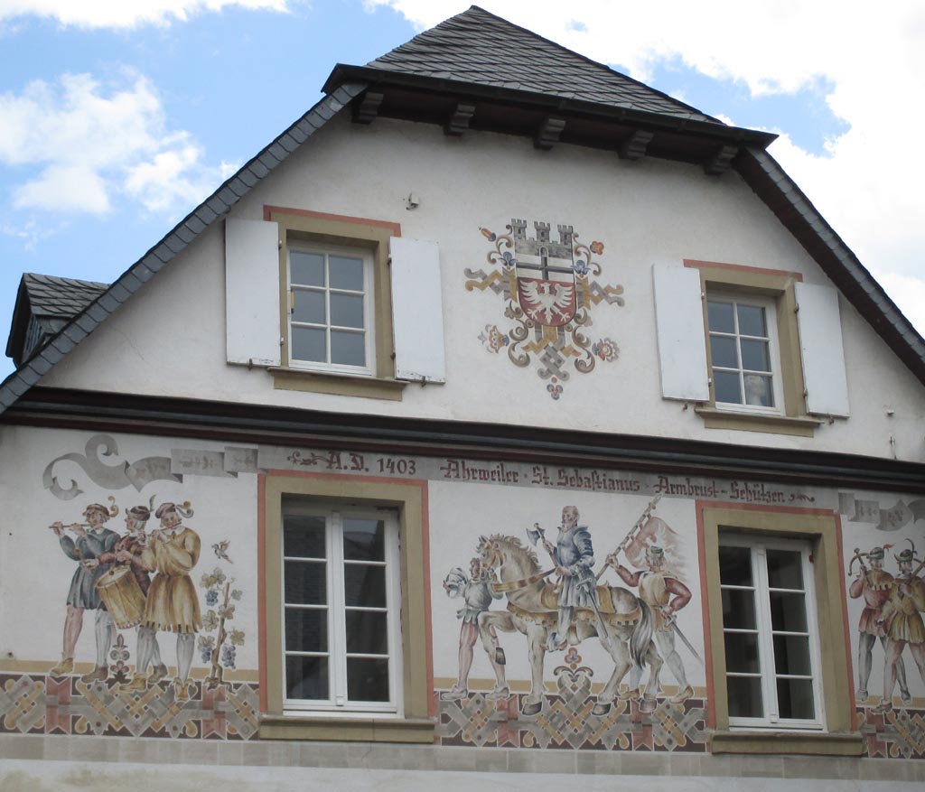 Hausfassade in der Altstadt von Ahrweiler.