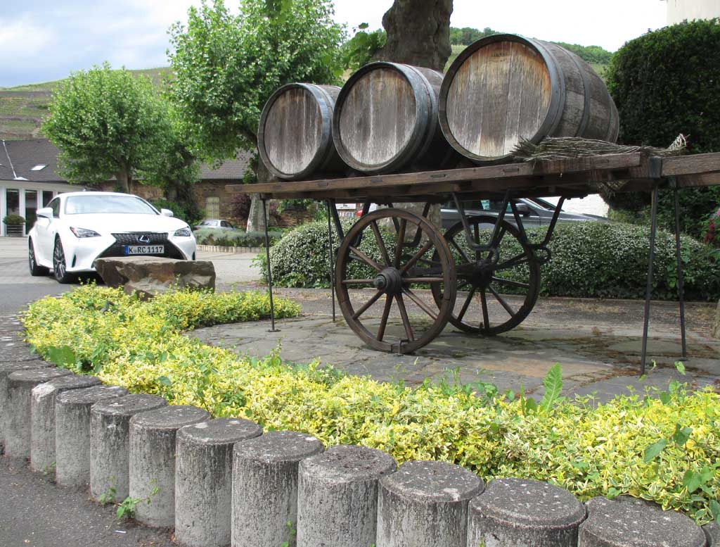 Um Wein und alte Fässer dreht sich im Ahrtal viel.