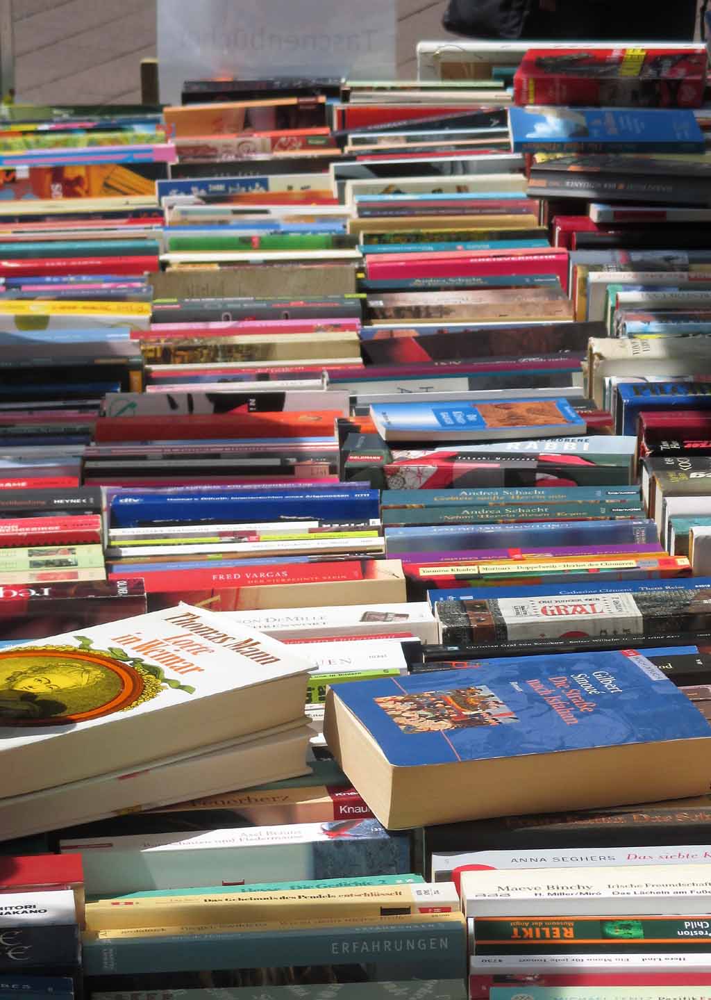 Auf Bad Neuenahrs Flohmarkt gibt es auch was zum Lesen.