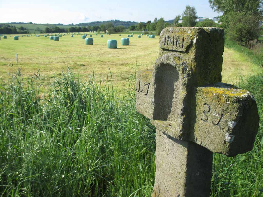 Kreuz am Weg in die Eifel.