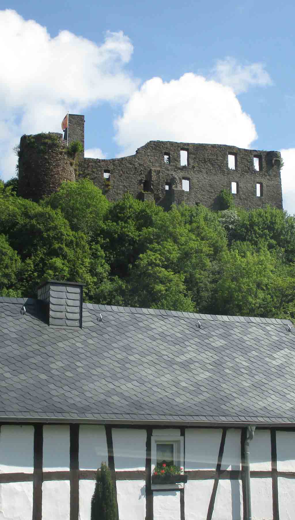 Fachwerk und Virneburg-Ruine auf dem Weg nach Mayen.