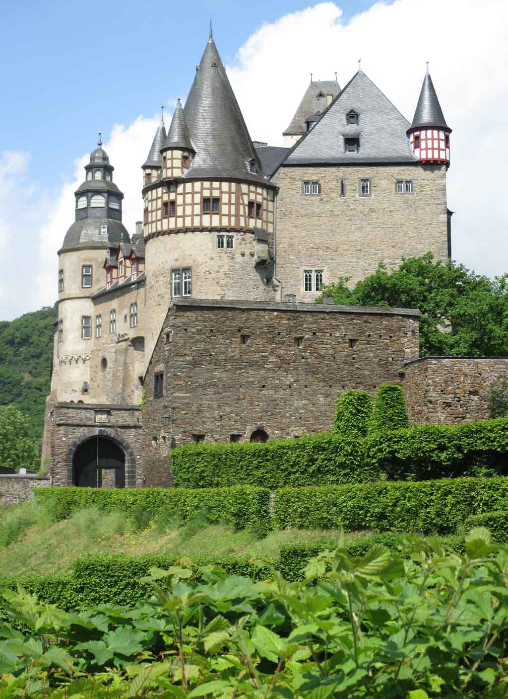 Schloss Bürresheim bei Mayen thront auf einem Felssporn im Nettetal.