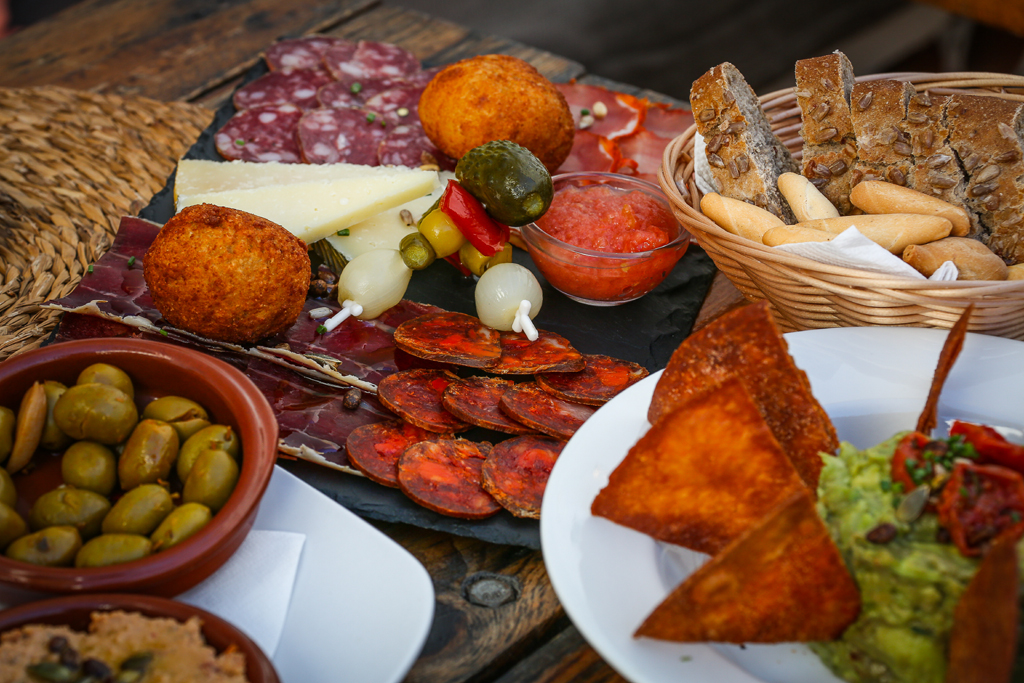 Schon die Tapas-Vorspeisen sind, zumal in Spanien, zumal in Andalusien, ein Genuss.