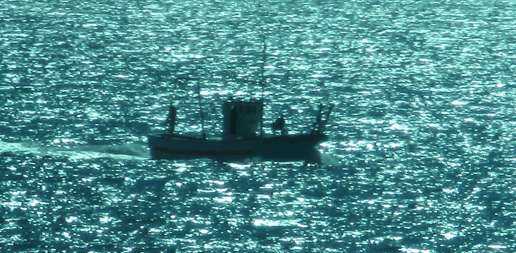 Am nächsten Morgen ist dieser Fischkutter schon wieder einsam auf dem Meer unterwegs.