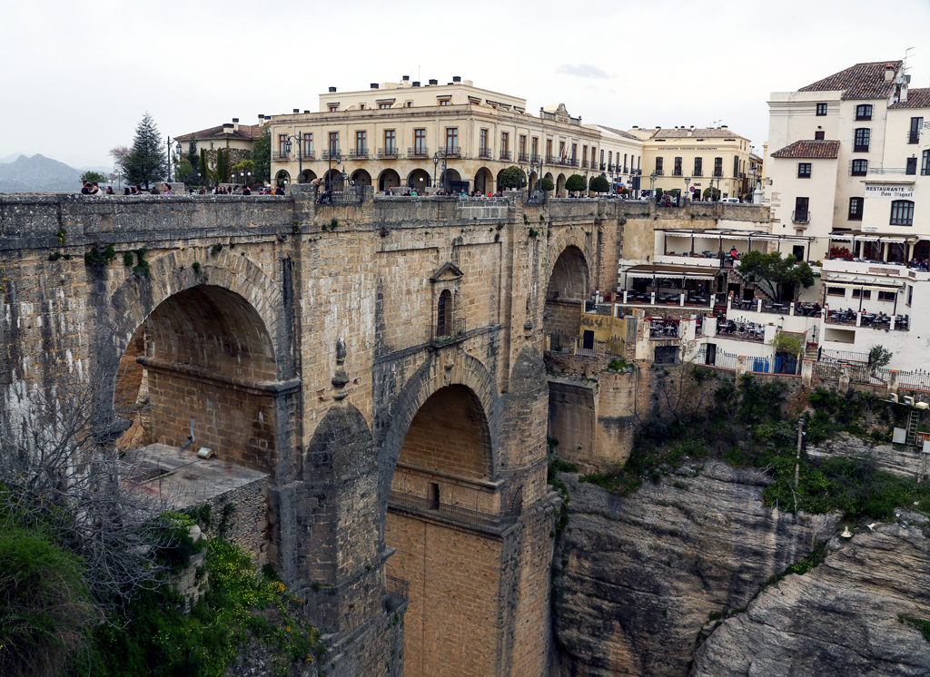 Ronda liegt überaus imposant mehr als 700 Meter hoch auf einem Felsplateau.