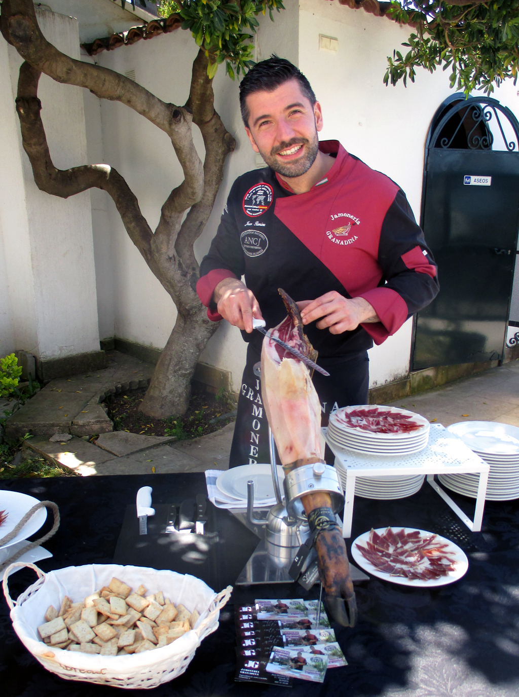 Mit Schinken kennt sich Juan Ramírez Gil, hier im Restaurant Abades in Ronda, aus.