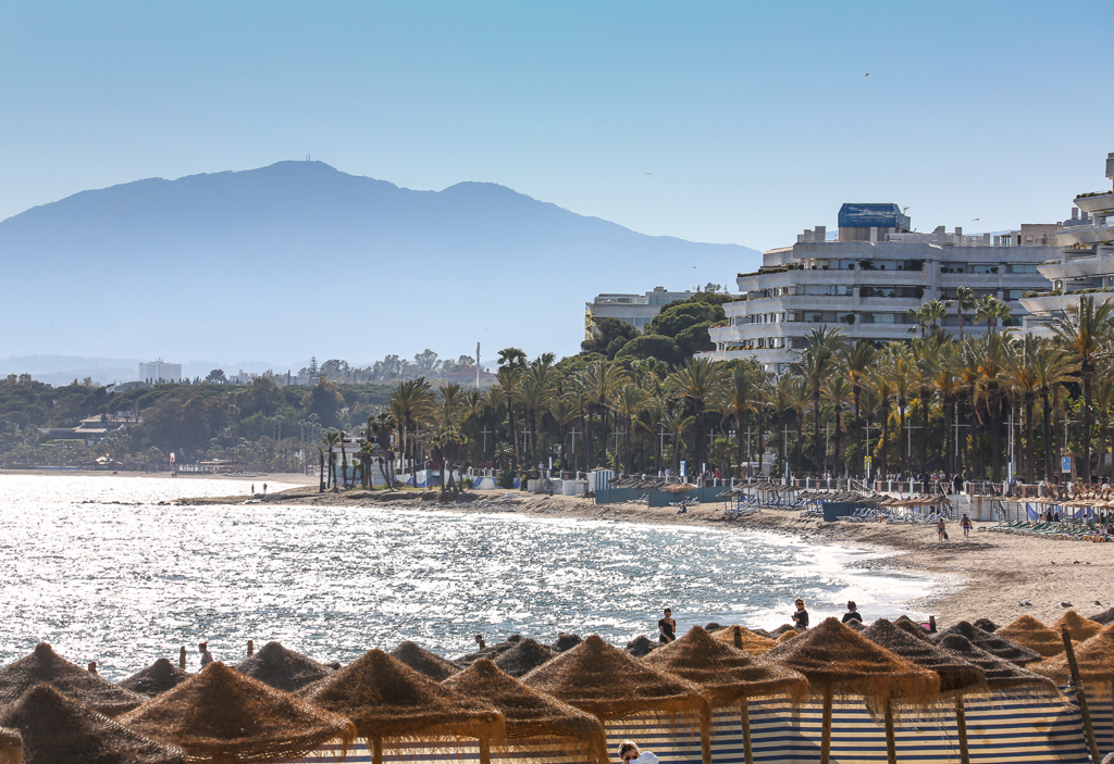 Das Meer lockt Urlauber nach wie vor zahlreich zum Baden an die Sonnenküste Costa del Sol.