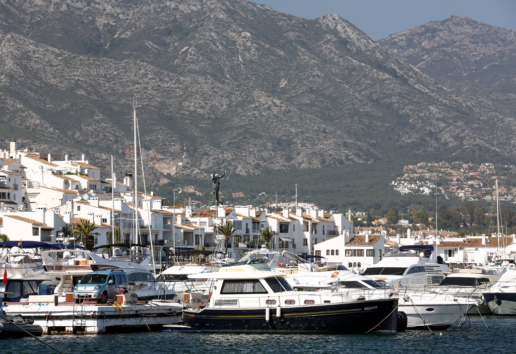 Im Hafen Puerto Banús liegen die Yachten vor Anker, dahinter steigen die Berge an.