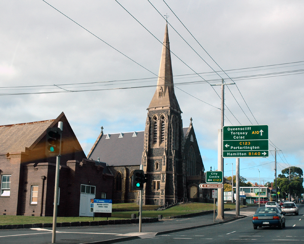 Schnell wird es ländlicher mit Kirche – und weiter geht’s Richtung A10 und Torquay.