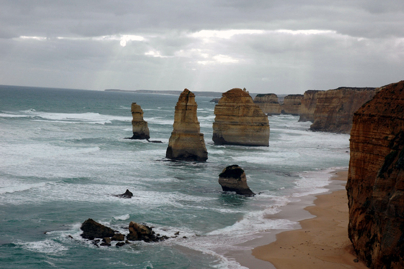 Die Felsen der Zwölf-Apostel-Formation sind eine Sehenswürdigkeit in Australien.