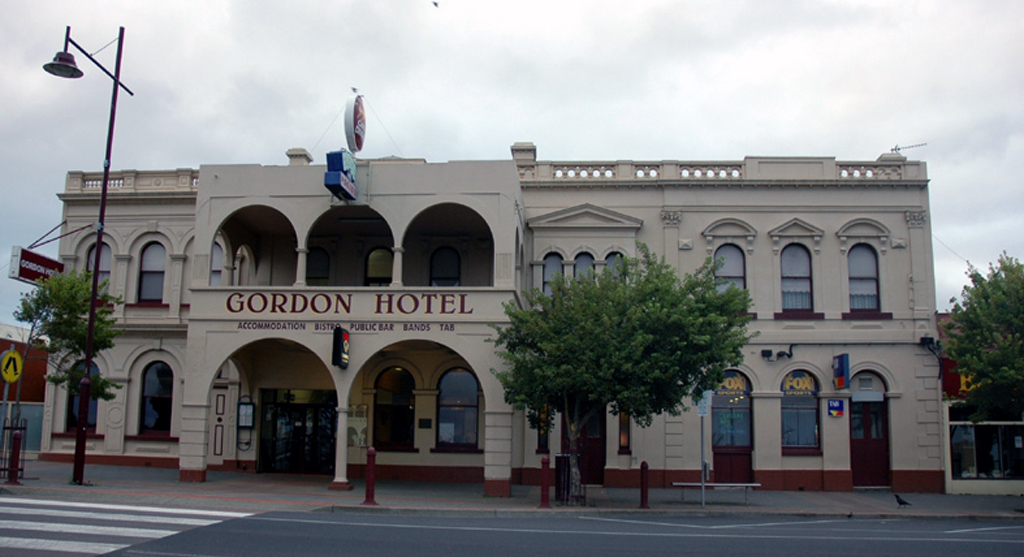 Hotels wie das Gordon sind im viktorianischen Stil erreichtet.