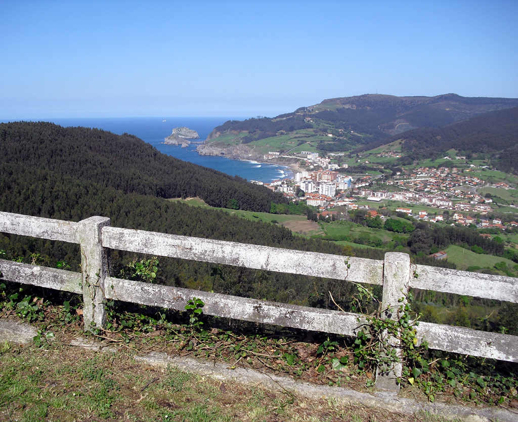 Das Hinterland an der Küste ist hügelig und weitgehend grün.