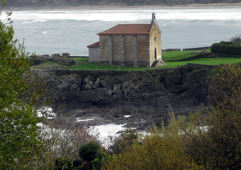 Auf diesem Landvorsprung ins Meer steht eine einfache Kirche.