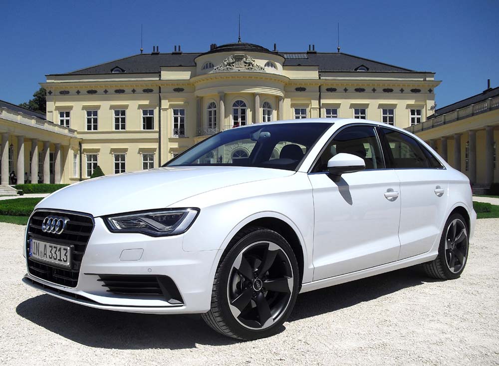 Der Palast ist heute Hotel: Audis A3-Limousine vor historischer Kulisse.