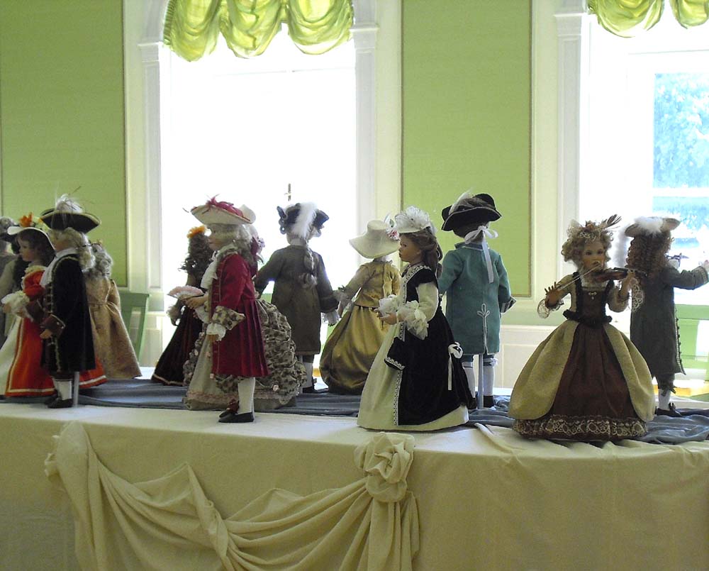 Puppenausstellung im Károlyi-Schloss in Fehérvárcsurgó.