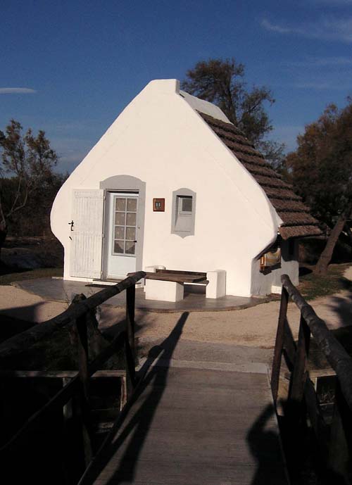 Cabanne heißen die typischen Camargue-Häuschen.