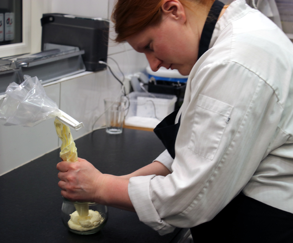 Eine der kreativen Köchinnen im Gourmettempel „Huset Blom“ in Sønderborg bei der Arbeit.