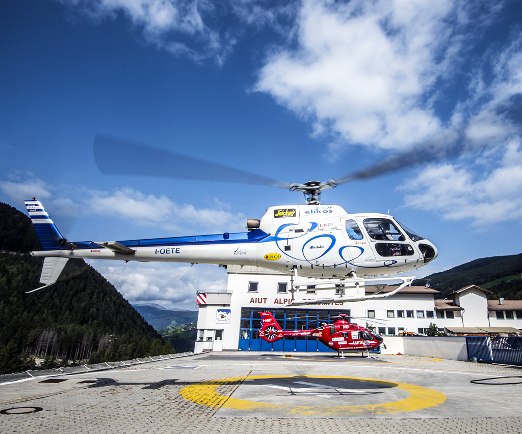 Los geht‘s: Die Elikos-Hubschrauber starten im Bergdorf Pontives. Fotos: Schmidt/Elikos