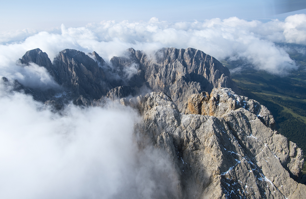 Dann tauchen aus den Wolken die Berge auf.