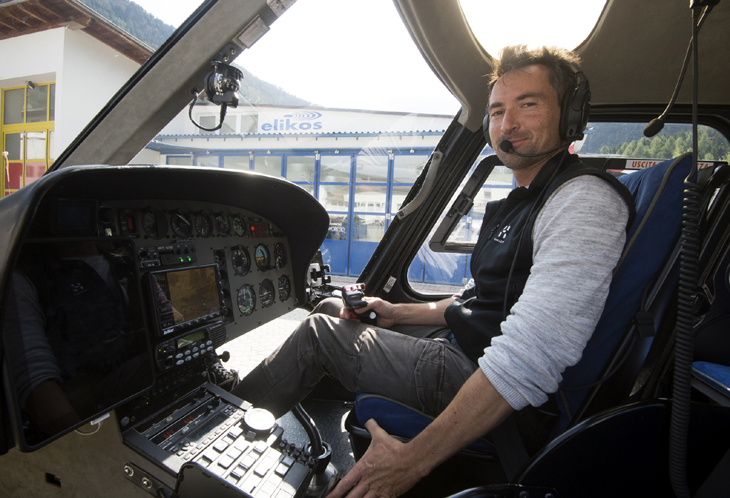 Pilot Daniel, Neffe der Elikos-Brüder Gabriel und Marco Kostner, sitzt am Steuerknüppel.