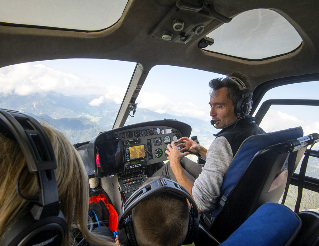 Pilot Daniel erklärt den Passagieren seine Heimat von oben.