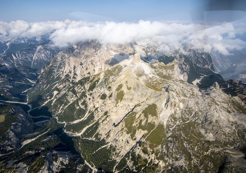 Wolken ziehen über die Gipfel der Südtiroler Berge.
