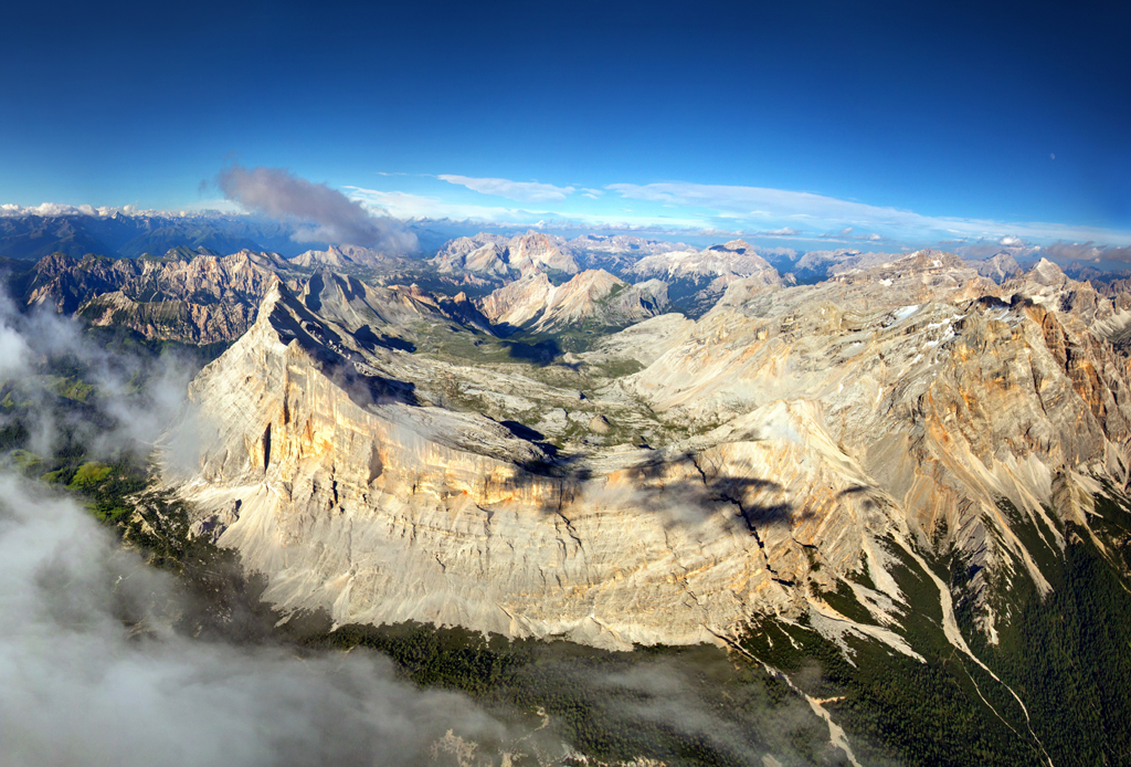 Heiligkreuzkofel und der Rosskopf Monte Cavallo in Südtirols Stubaier Alpen. Foto: Elikos