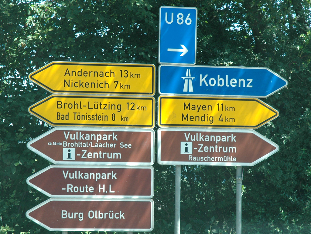 (Vulkanpark-)Wegweisung in der Eifel.