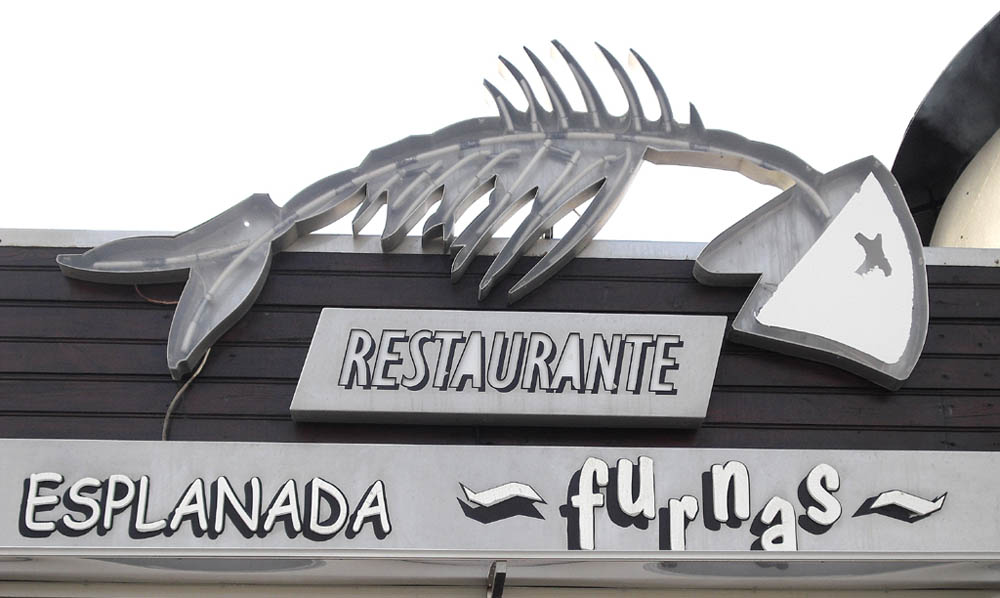 Über dem Eingang des (Fisch-)Restaurants Esplanada Furnas.