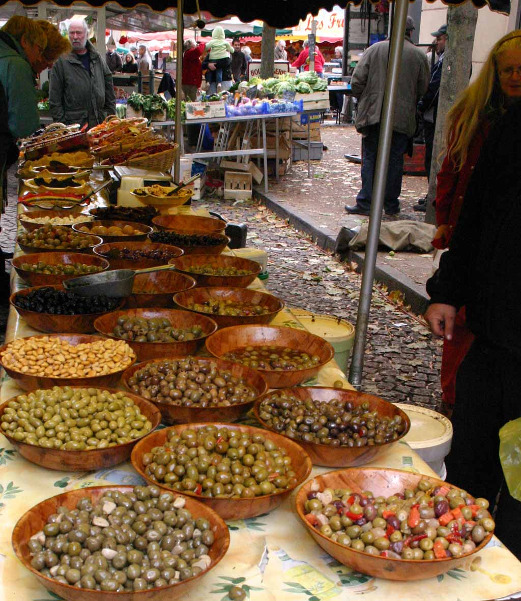 Burgund V: Markt in Cluny.