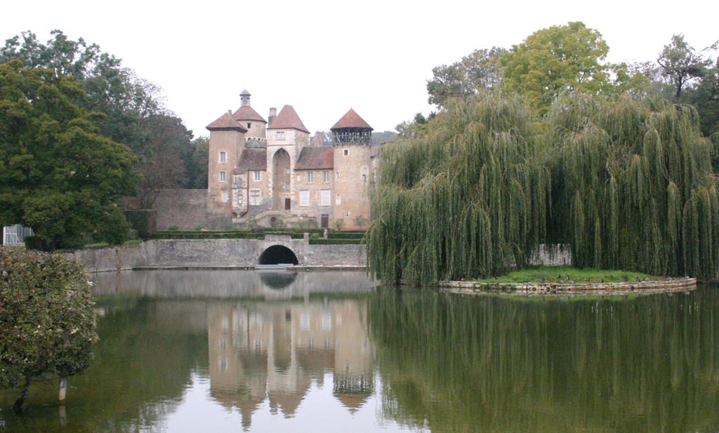 Burgund VI: Ein Schloss, umgeben von Wasser.