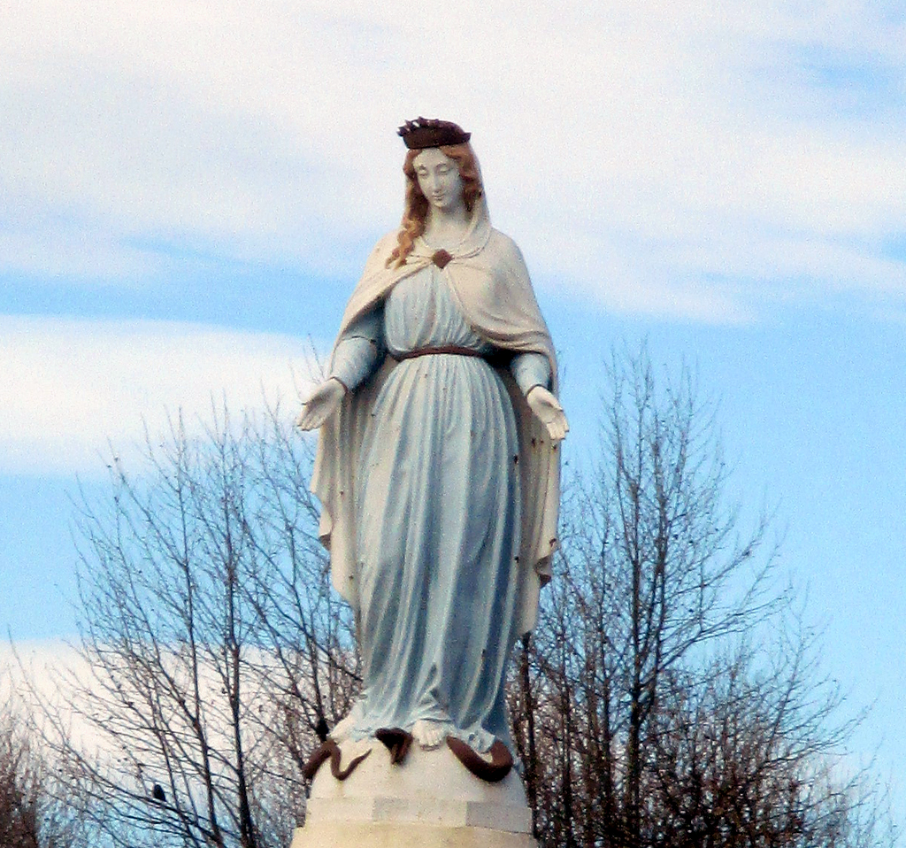 Statue an der Abzweigung der Nationalstraße D569 nach Orgon, Cavaillon und Avignon.