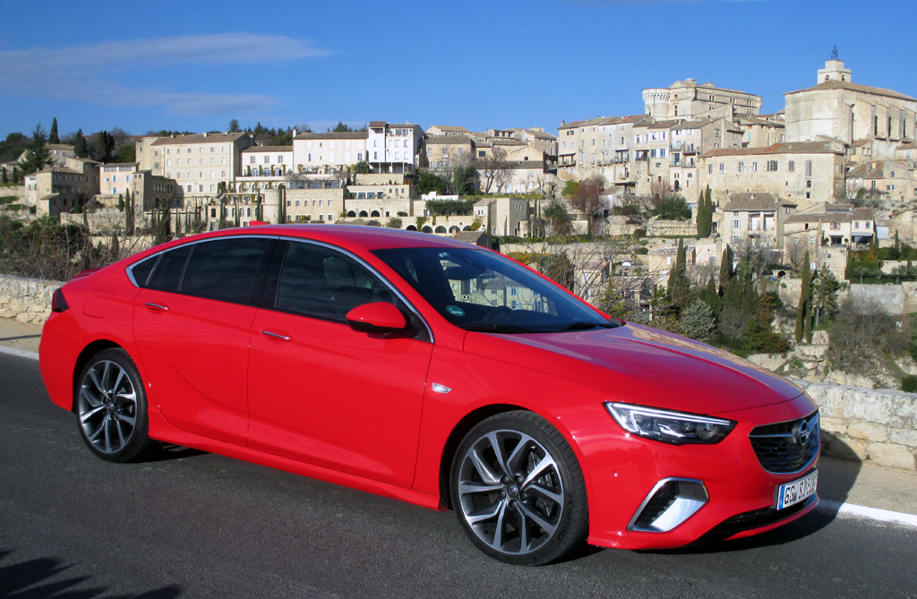 Opels neuer Insignia GSi, hier als Limousine, vor der Kulisse von Gordes.