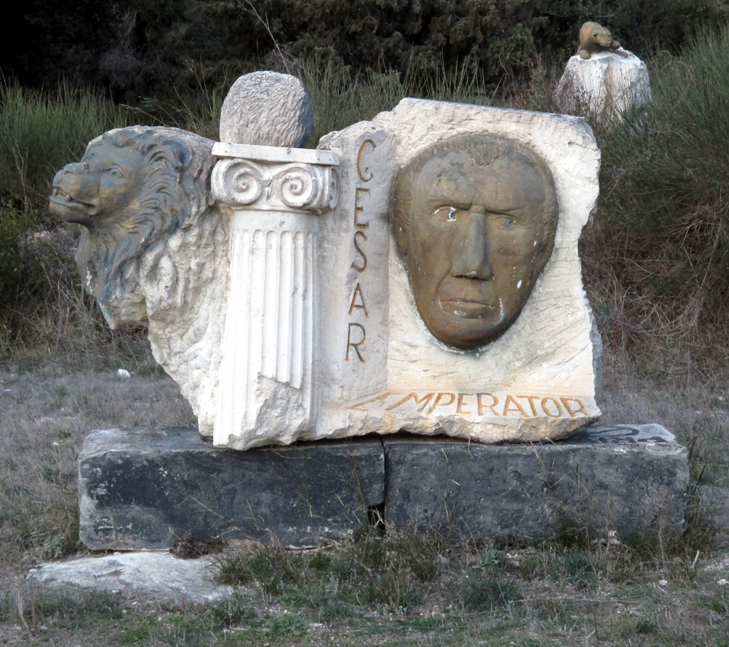 Selbst Cäsar, der römische Kaiser, darf im Skulpturenpark bei Les Baux nicht fehlen. 