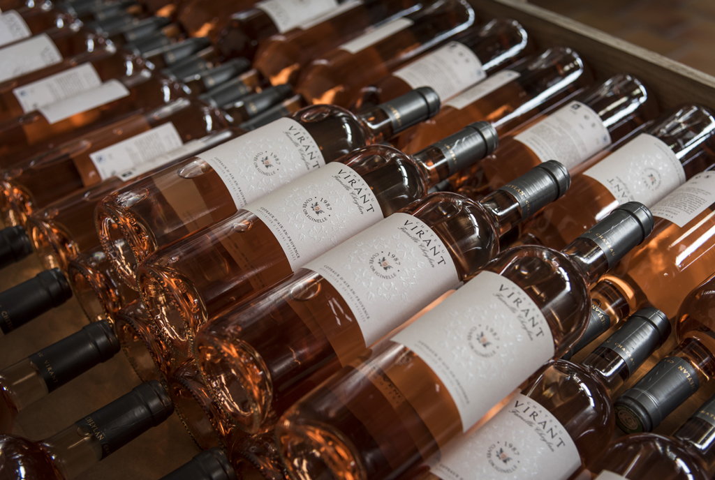 Neben Rosé- werden auch Rot- und Weißweine produziert.