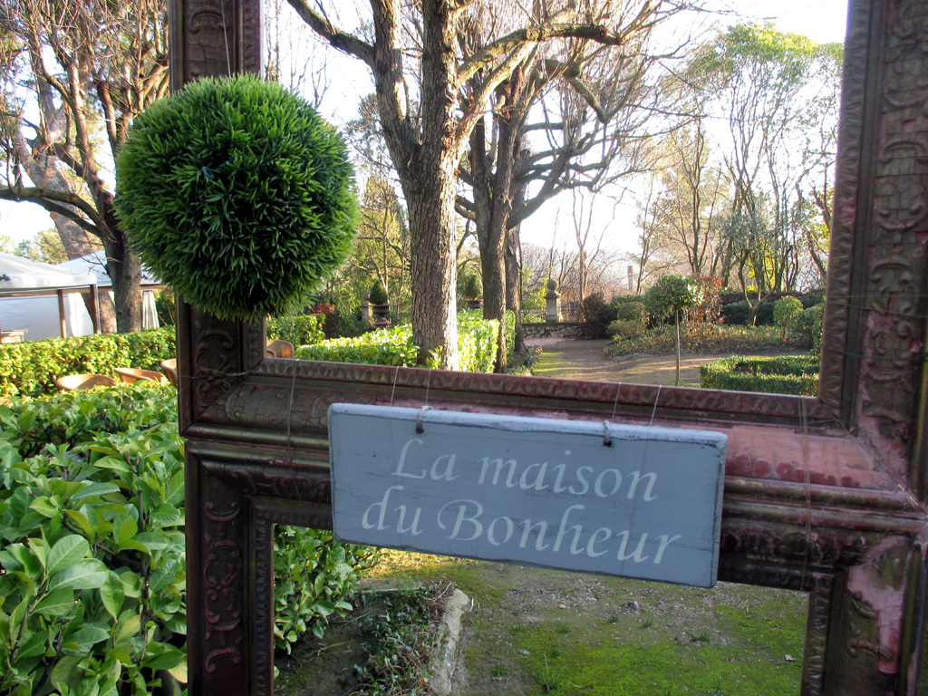 So sieht also das Haus des Glücks aus: Kunst im Garten des Hotels Le Pigonnet.