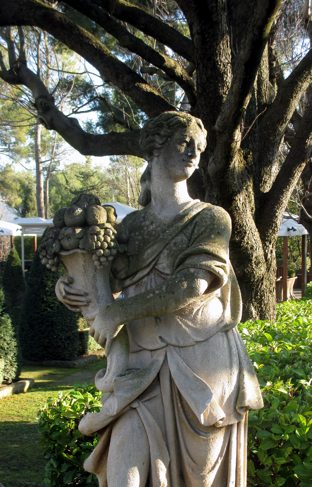 Mit dem Füllhorn provençalischer Früchte: Skulptur im Pigonnet-Hotelgarten.
