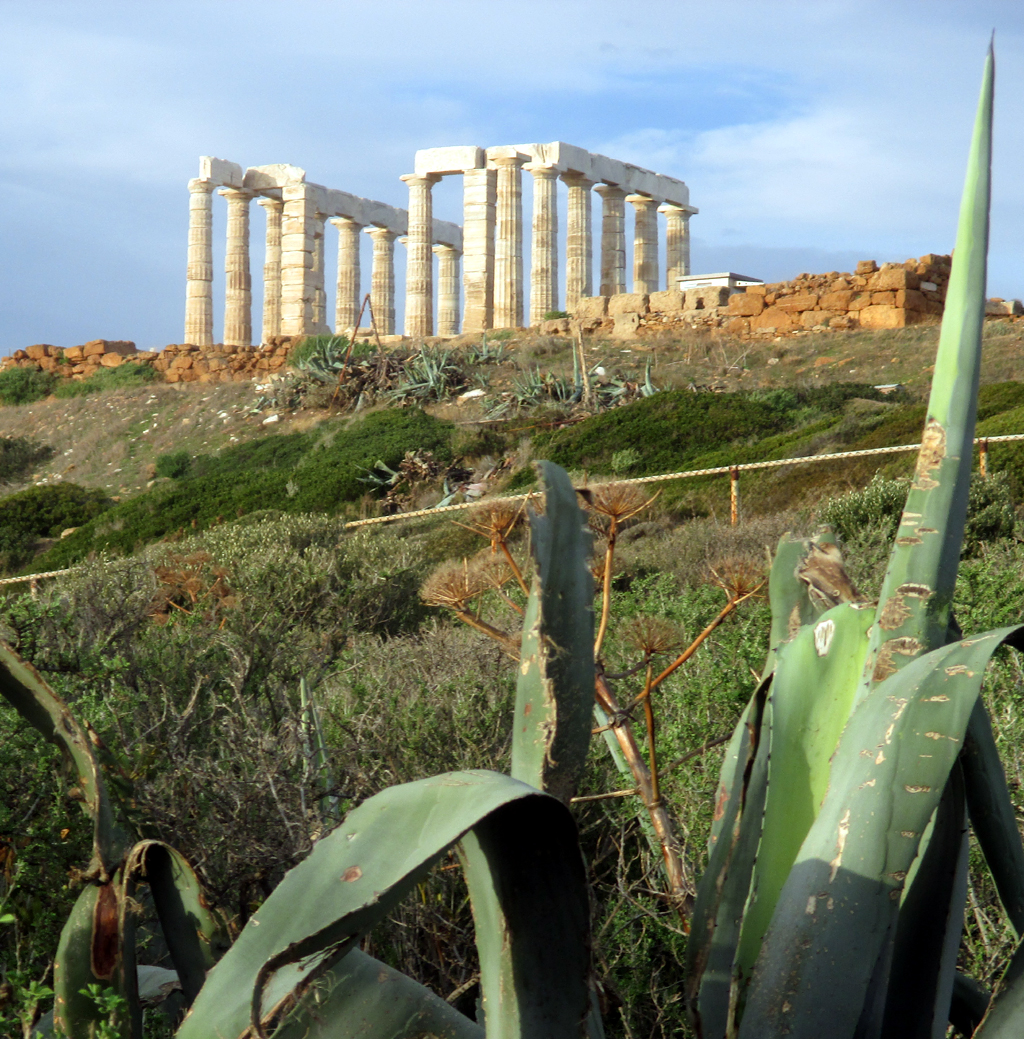 Der Poseidontempel steht 60 Meter hoch auf der steil ins Meer abfallenden Landspitze.