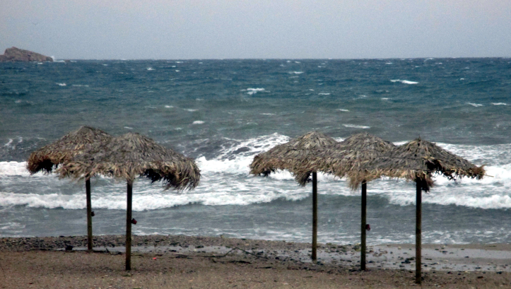 … wenn der Wind die Wellen an die Küste peitscht, hier bei Kalyvia Thorikou. 