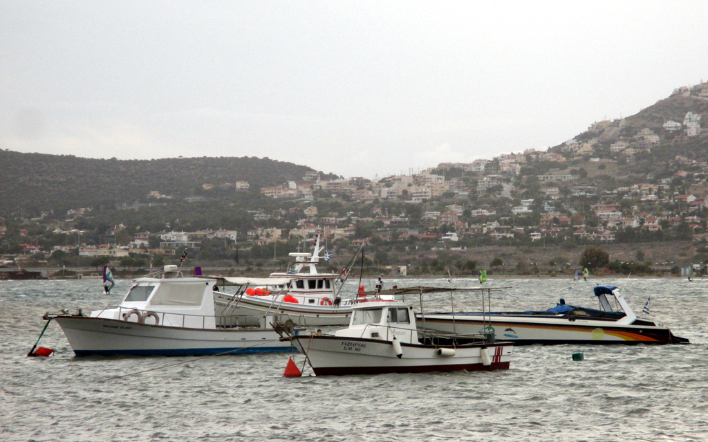 Diese Boote dümpeln bei Saronida in ruhigerem Wasser.