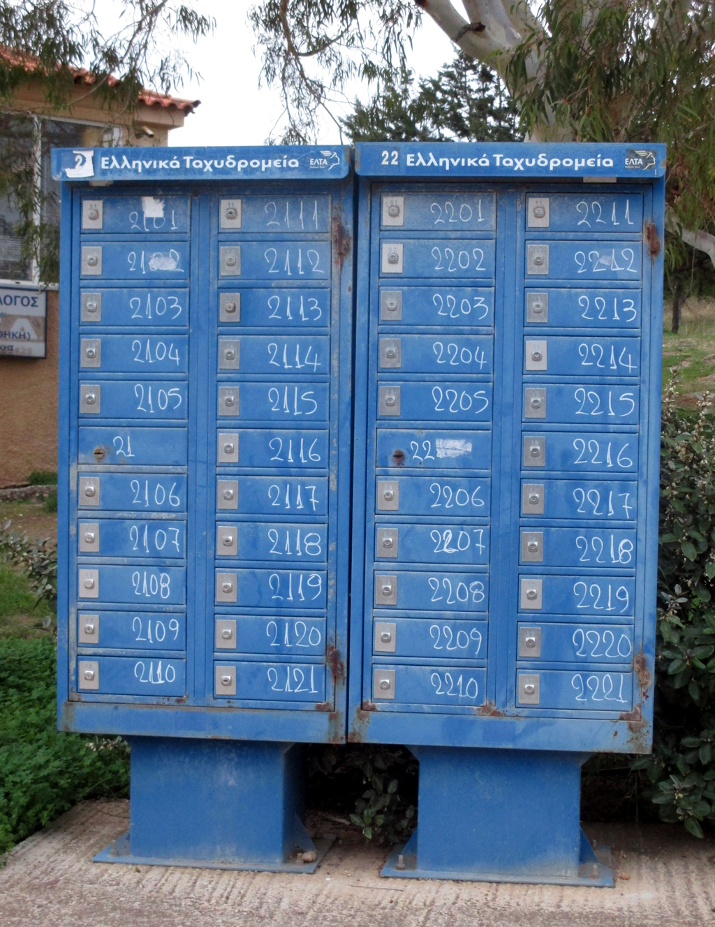 Schließfächer am Straßenrand auf die blaue griechische Art.