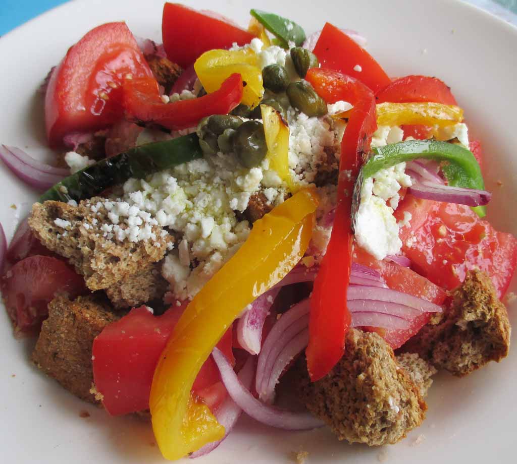Die griechische Küche setzt nicht zuletzt auf Salate in buntesten Variationen.