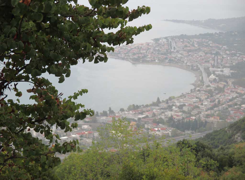 Blick aus den Knimis-Bergen auf Kamena Vourla hinunter.