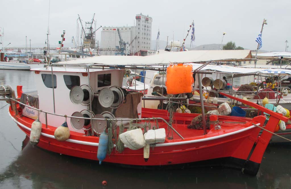 In Velos: Der Hafen der Stadt, hier Fischerboote, gilt als einer geschäftigsten.